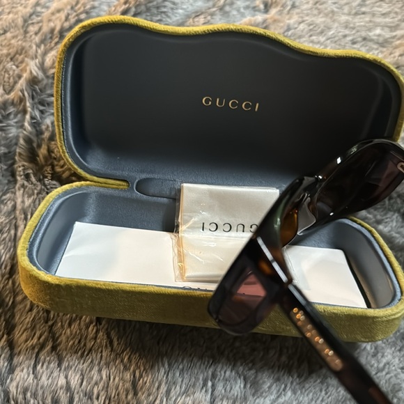 Gucci sunglasses brown frames with case and everything intact - Picture 5 of 6